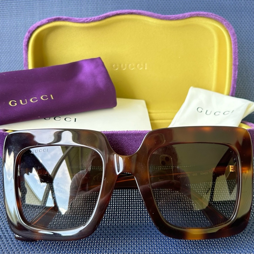 Gucci Tortoiseshell Sunglasses w/ Gucci Case, COA, Silk Pouch & Cleaning Cloth